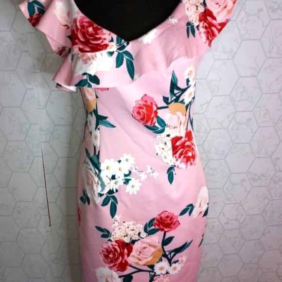 Guess womans convertible off the shoulder to one shoulder floral ruffle dress - Picture 2 of 16